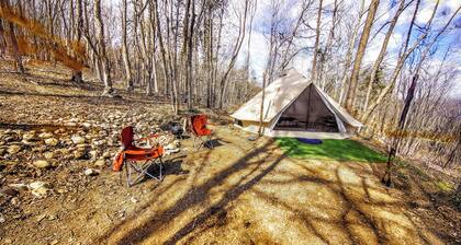 Twilight Timberline Escape Glamping Tent: Quiet, clean & 14 miles from GSMNP!