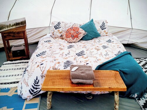 Twilight Timberline Escape Glamping Tent: Quiet, clean & 14 miles from GSMNP!