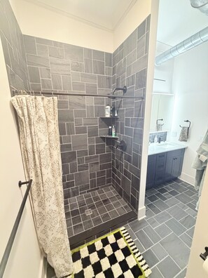 Douche, sèche-cheveux, bidet, serviettes fournies