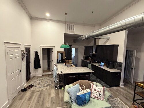 New Downtown 2-bedroom condo Full Season Track Rental