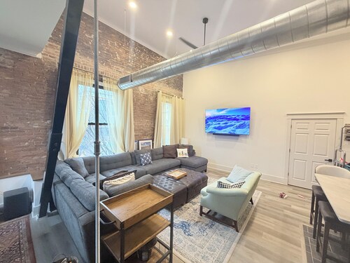 New Downtown 2-bedroom condo Full Season Track Rental