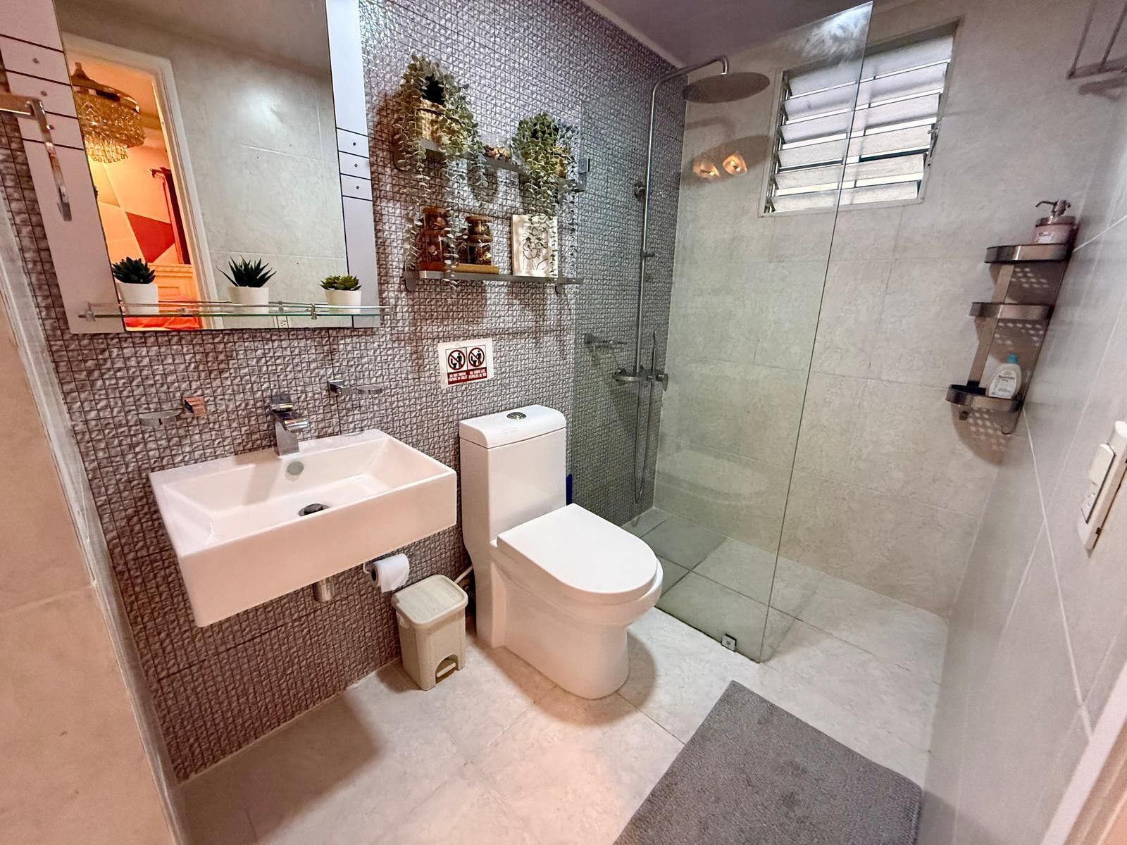 Douche, sèche-cheveux, serviettes fournies, savon