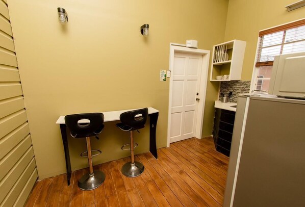 Private kitchen - Peaceful Couples Cabin with stunning views (Canaan)