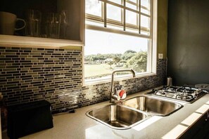 Private kitchen - Peaceful Couples Cabin with stunning views (Canaan)