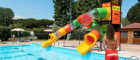 Una piscina con estructura de tobogán acuático.