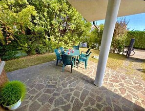 Outdoor dining - Holiday home with garden (Isola di Albarella)