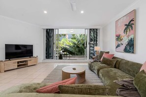 TV - Belle Escapes Tides & Palms (Palm Cove)
