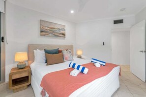 2 bedrooms, iron/ironing board, WiFi, bed sheets - Belle Escapes Tides & Palms (Palm Cove)