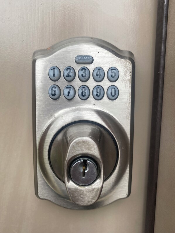 Eine numerische Tastatur auf einer Metalloberfläche.