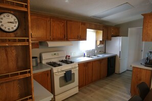Fridge, microwave, oven, stovetop - 2 Bedroom, 2 Bath, Mobile Home, Great Location in Athens, Steps To Bike Path (Athens)