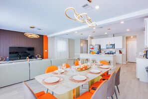 Dining - Charming 5-bedroom house with AC in lively Las Vegas (Las Vegas)