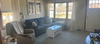 Cozy 3BR Lakefront House