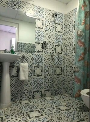 Apartment, 1 Queen Bed, Air conditioning, Courtyard View | Bathroom - Pasaje marruecos  (Cartagena)