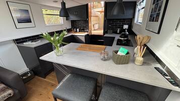 Fridge, oven, stovetop, dishwasher