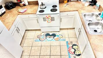 Comfort Condo, Balcony, Pool View | Private kitchen
