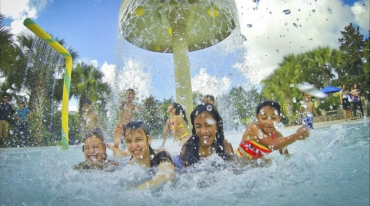 Un parc aquatique doté d’une grande fontaine, de toboggans et d’un espace piscine.