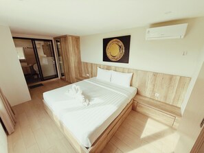 Suite, Kitchen | Desk, free WiFi, bed sheets