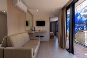 Suite, Kitchen | Desk, WiFi (free), bed sheets - Allende Canggu (Canggu)