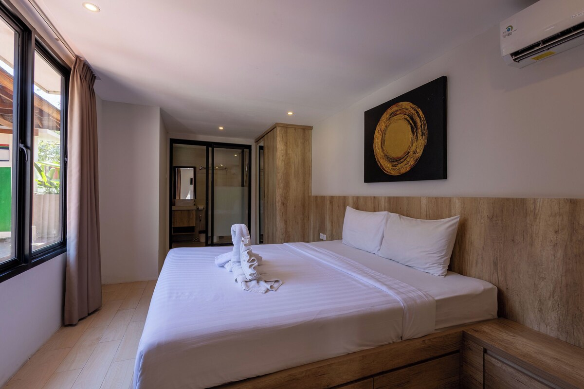 Suite | Desk, WiFi (free), bed sheets
