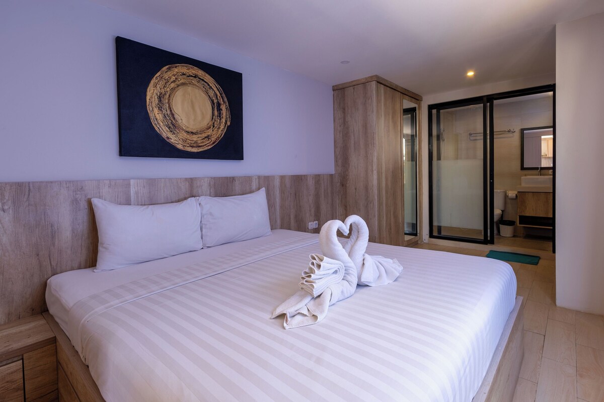Suite, Kitchen | Desk, WiFi (free), bed sheets