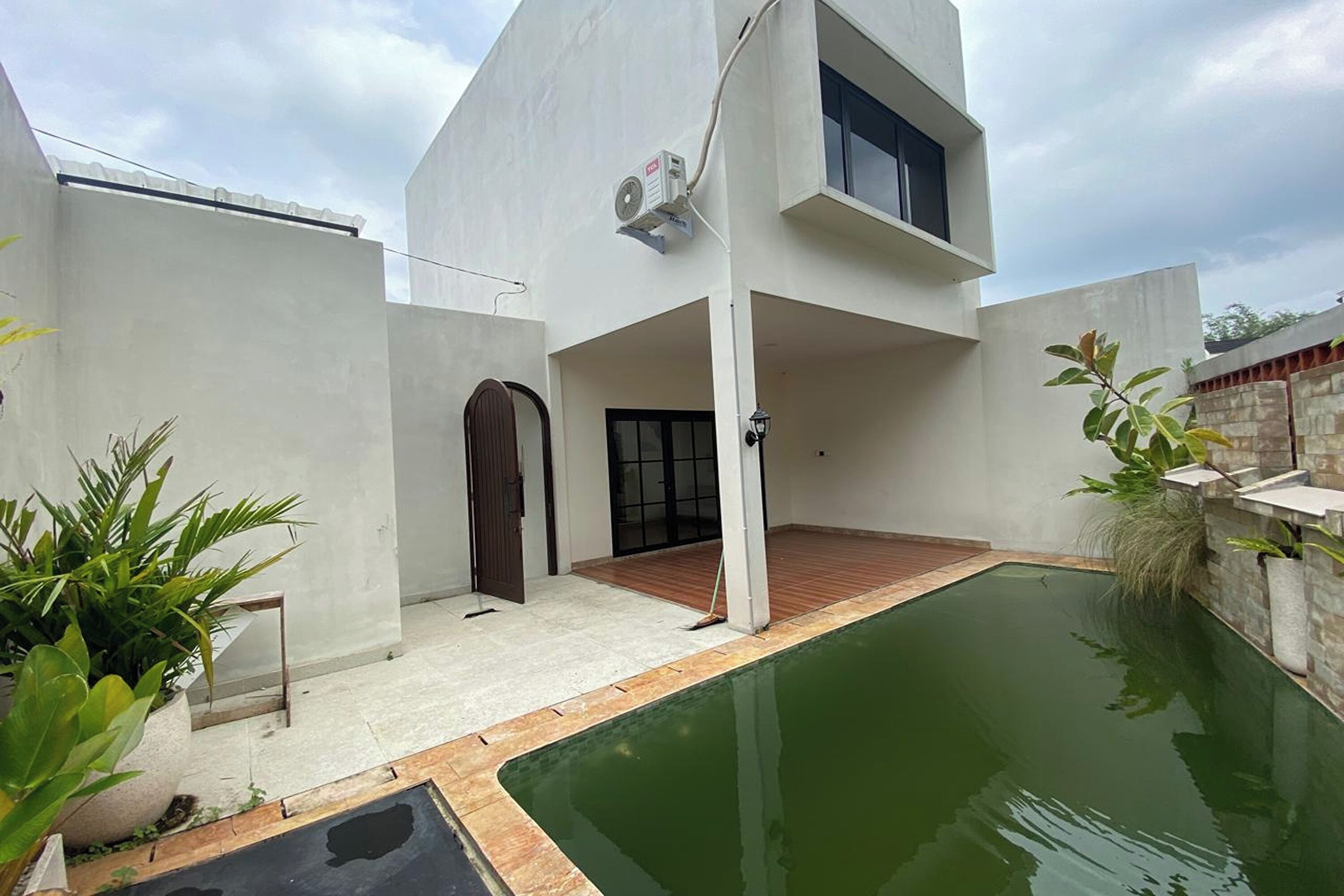 Una piscina al aire libre