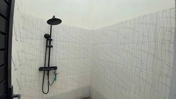 Vila, 2 kamar tidur | Kamar mandi | Shower, pancuran hujan, perlengkapan mandi gratis, dan kloset