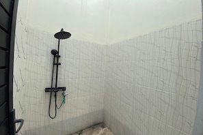 Villa, 2 chambres | Salle de bain | Douche, douche cascade, articles de toilette (gratuits), bidet