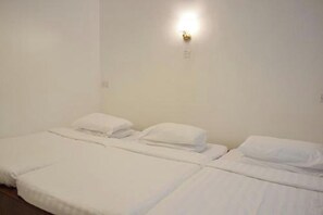 Chambre triple | Rideaux dâobscurcissement, accĂšs au Wi-Fi (inclus), literie fournie