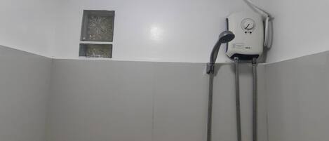 Chambre familiale | Salle de bain | Douche, douche cascade, articles de toilette (gratuits), bidet