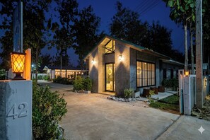 Exterior - Ban Tew Kao (Khlong Lan)