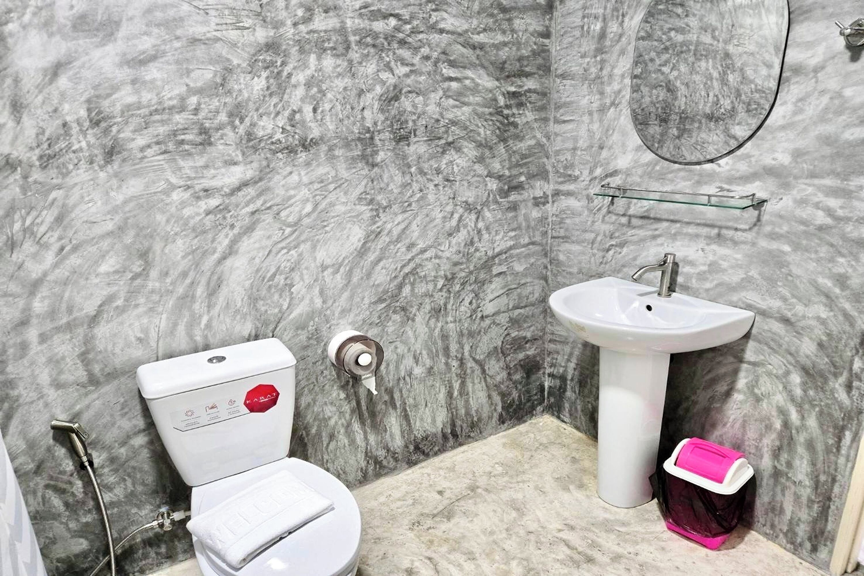 Ein Badezimmer mit Toilette, Waschbecken und Dusche.