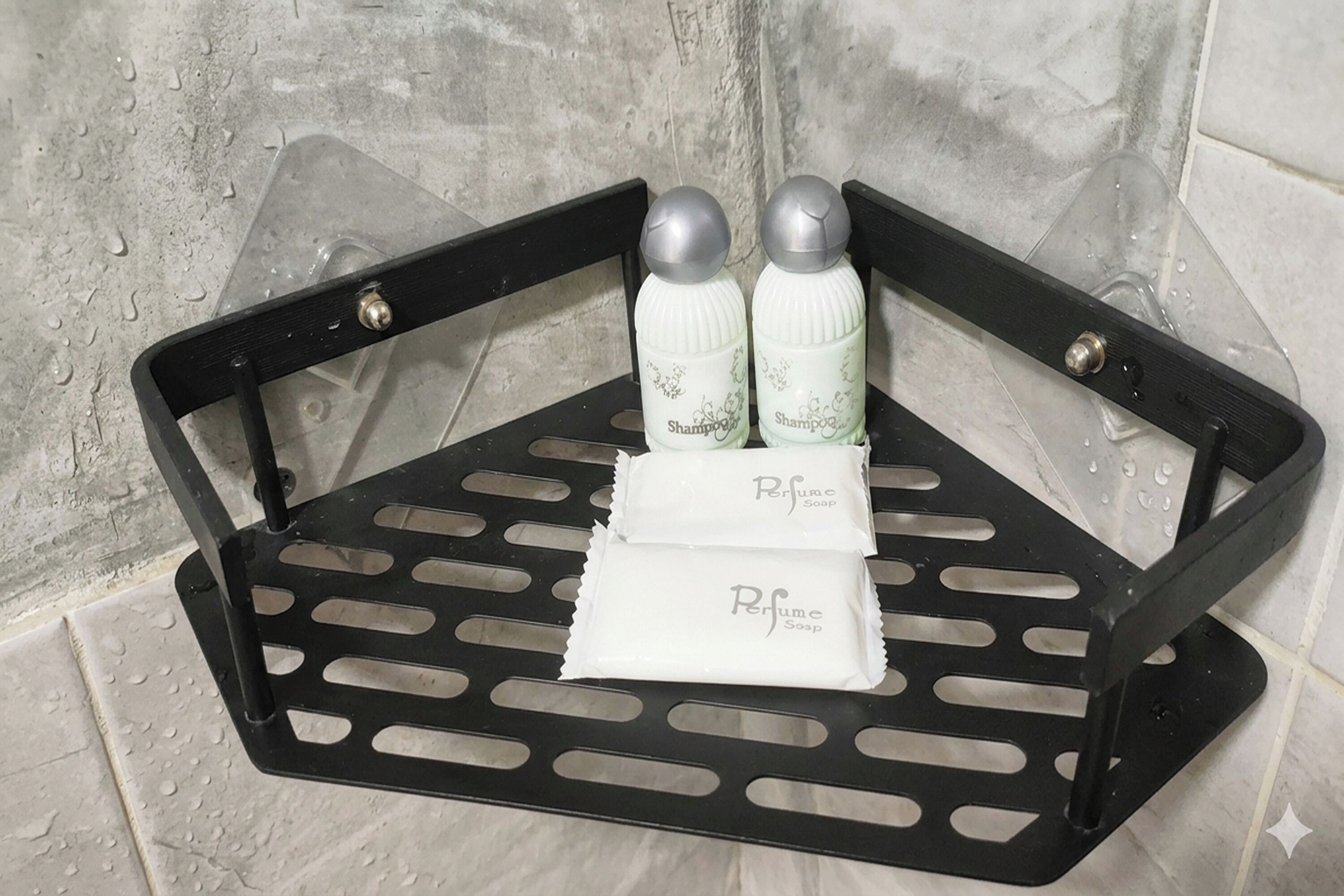 Ein schwarzes Metallregal mit einem weißen Handtuch und zwei Flaschen Shampoo und Parfümseife.
