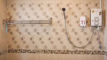 Shower, rainfall showerhead, free toiletries, slippers