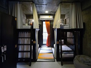 Chambre Familiale, salle de bains privée | Vue de la chambre