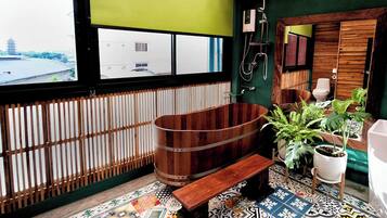 Chambre Double Deluxe, baignoire | Salle de bain | Articles de toilette gratuits, sèche-cheveux, serviettes fournies, savon