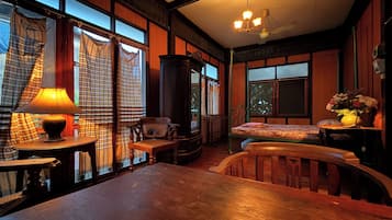 Escritorio, wifi gratis y ropa de cama