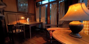 ห้องดีลักซ์ดับเบิล, ห้องน้ำรวม | โต๊ะทำงาน, Wi-Fi ฟรี, ผ้าปูที่นอน