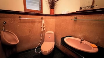 Ducha, artículos de tocador gratuitos, toallas, jabón