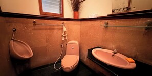 Ducha, artículos de higiene personal gratuitos, toallas y jabón