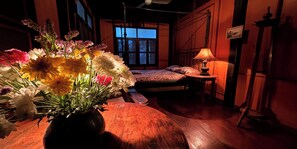 Deluxe tweepersoonskamer, gemeenschappelijke badkamer | Een bureau, gratis wifi, beddengoed