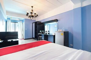 Desk, blackout drapes, free WiFi, bed sheets - Chill Guest (Bangkok)