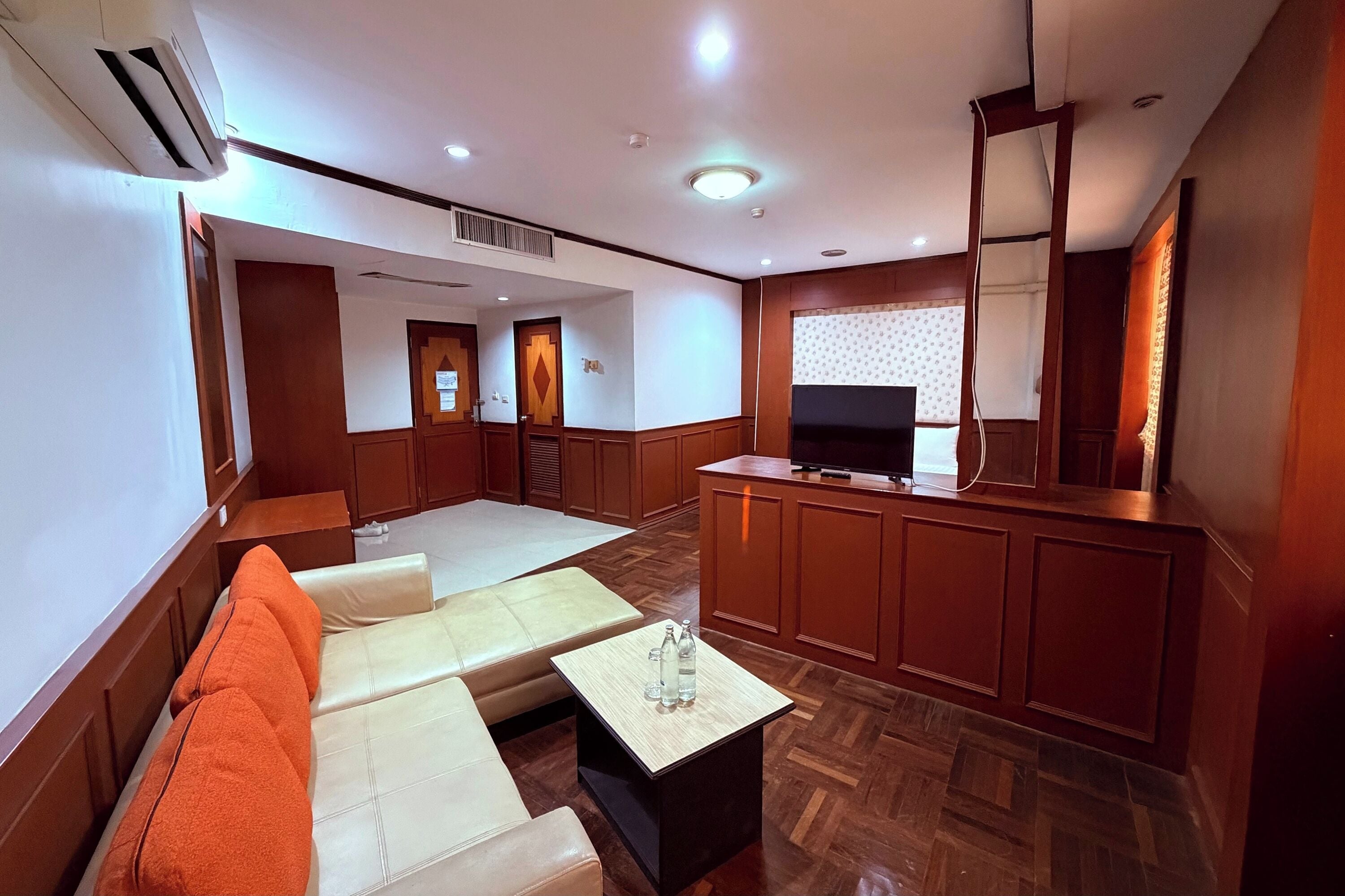 Deluxe Room | Living area | 32-inch LED TV with satellite channels