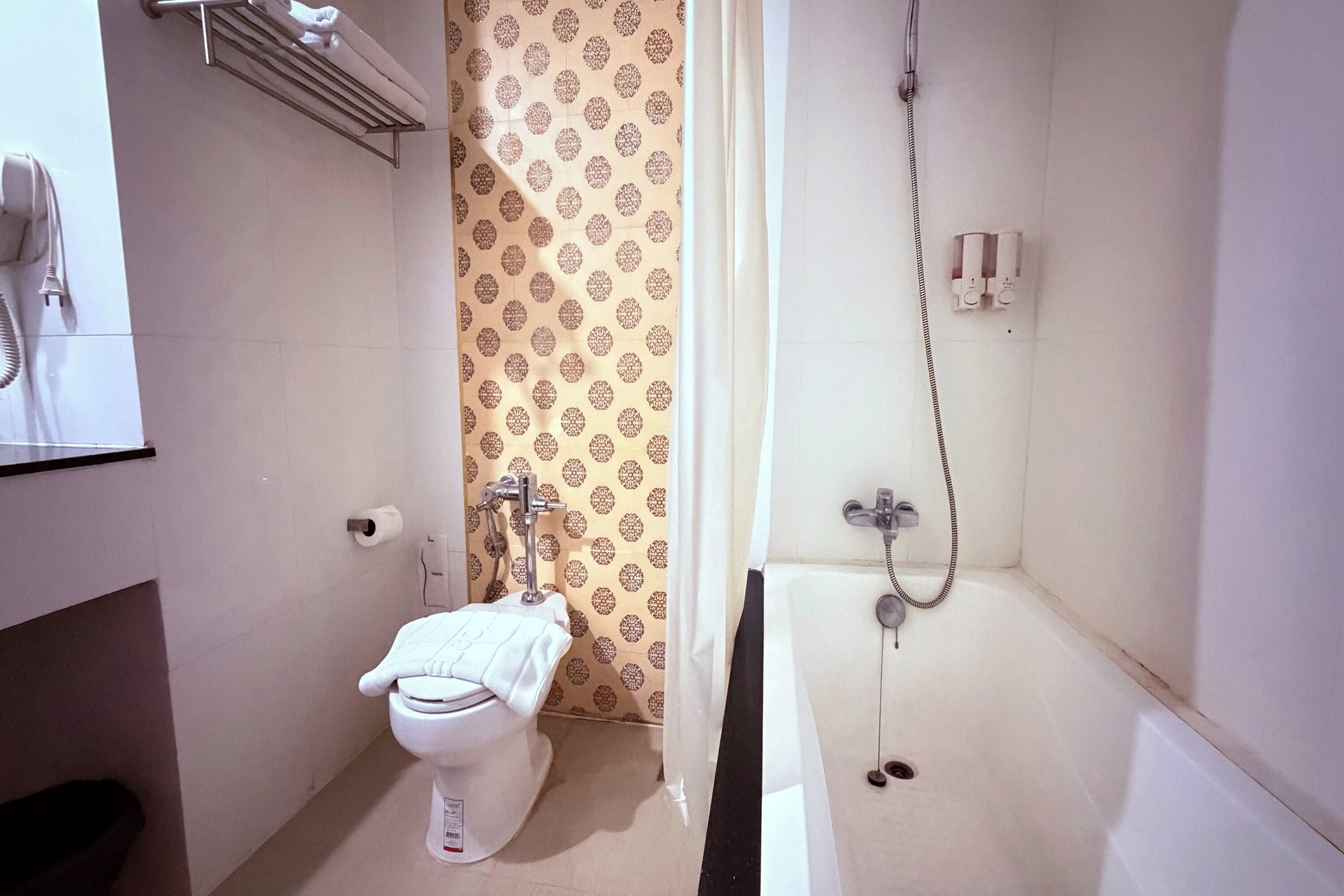 Habitación Deluxe | Baño | Ducha y bañera combinadas y cabezal de ducha tipo lluvia