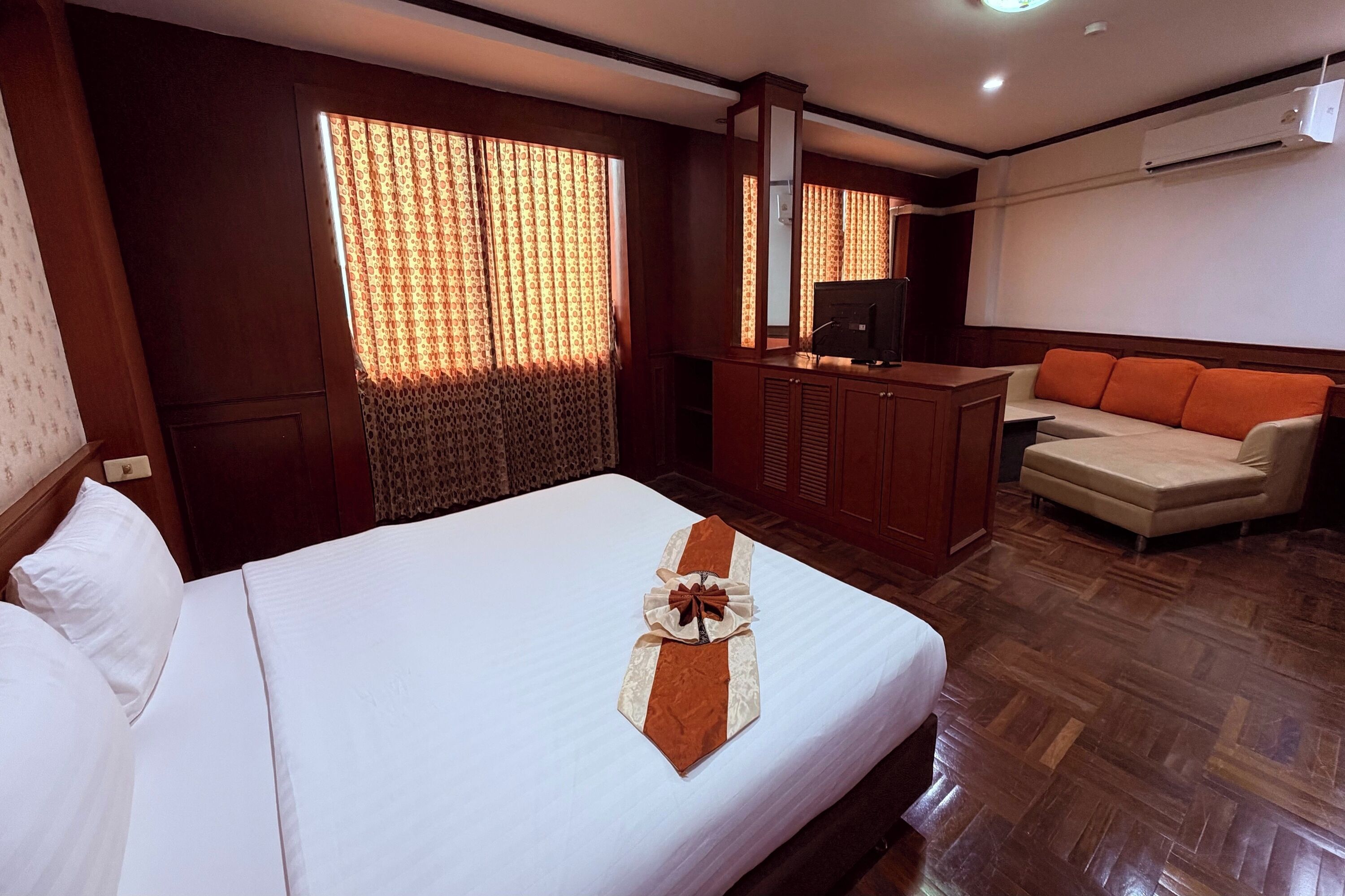 Deluxe Room | Desk, free WiFi, bed sheets