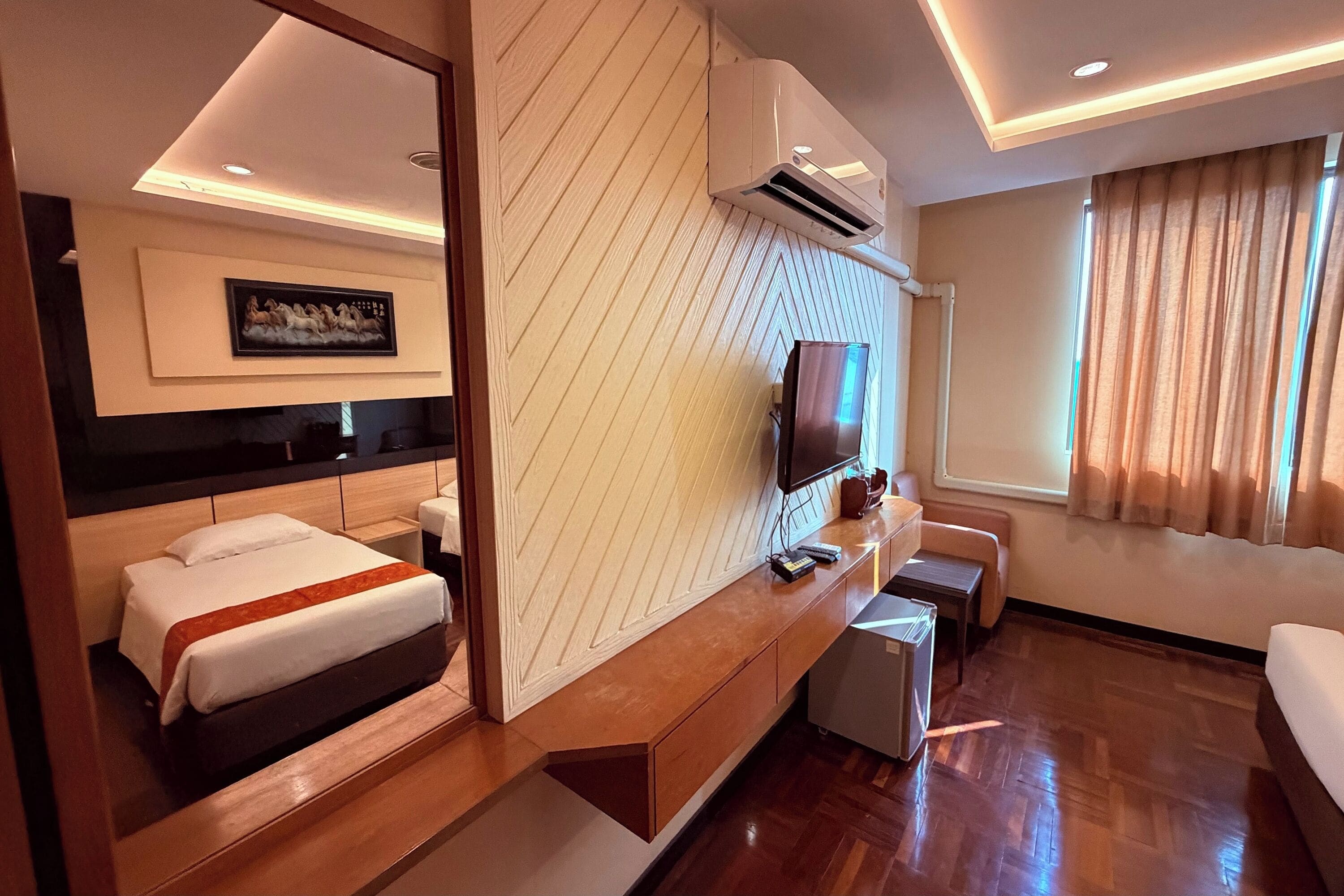 Escritorio, wifi gratis y ropa de cama 