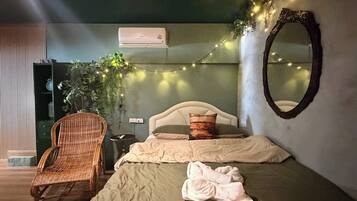 Iron/ironing board, free WiFi, bed sheets