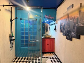 Deluxe Double Room | Bathroom - The Oasis On 8 Cozy Homestay & Café (Bangkok)