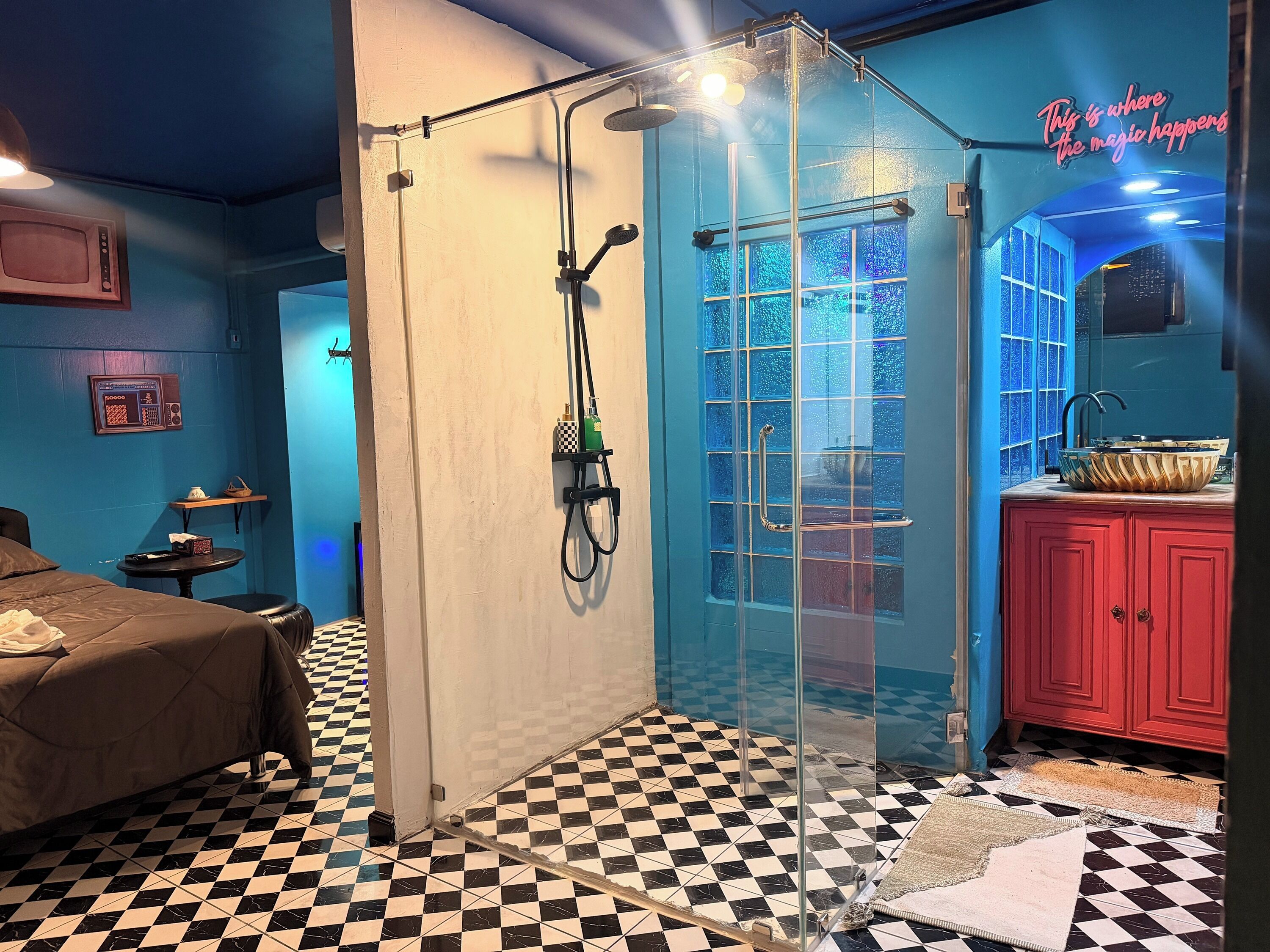 Deluxe Double Room | Bathroom | Free toiletries, hair dryer, towels, soap