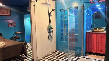 Deluxe Double Room | Bathroom | Free toiletries, hair dryer, towels, soap