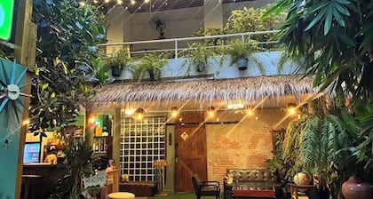 The Oasis On 8 Cozy Homestay & Café